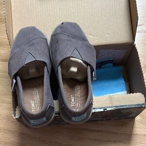 Tom’s classic canvas Ash shoes, in box 8